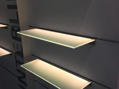podświetlone półki